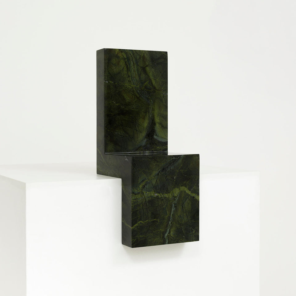 Figura sentada - Quartzito - Carbono Galeria