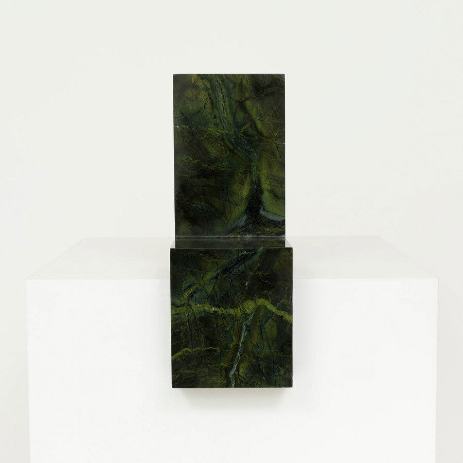 Figura sentada - Quartzito - Carbono Galeria