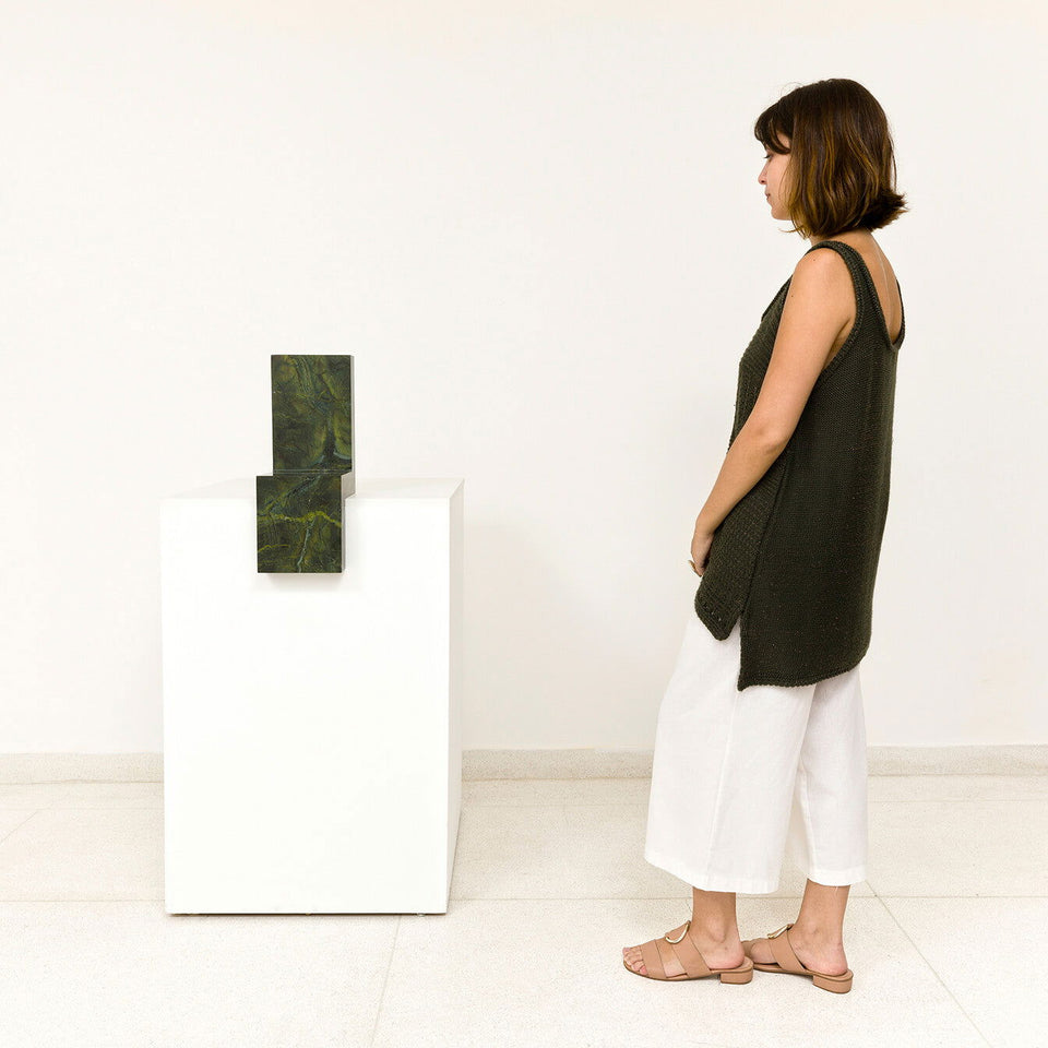 Figura sentada - Quartzito - Carbono Galeria